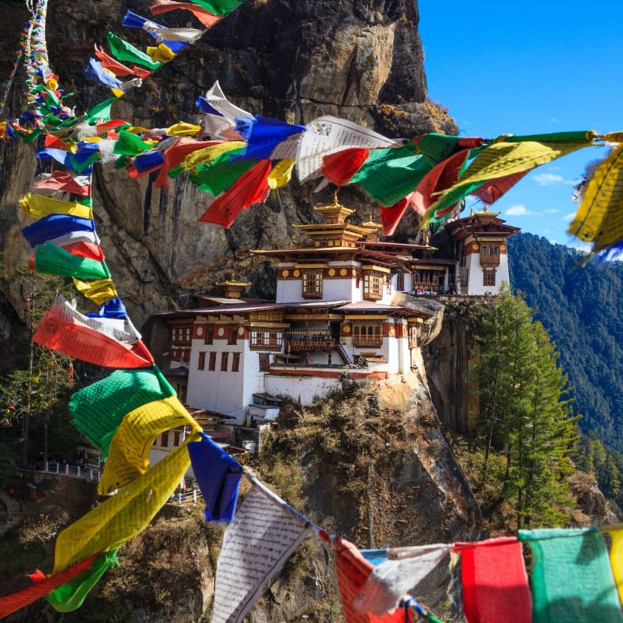Tiger nest Tempel with prayer flag 